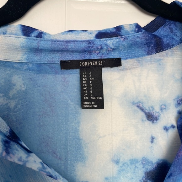 💞2/$20 FOREVER21 Blue Button Down Blouse - Picture 2 of 3